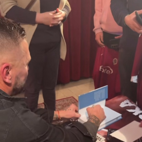 Tomáš Řepka dával podpisy. 