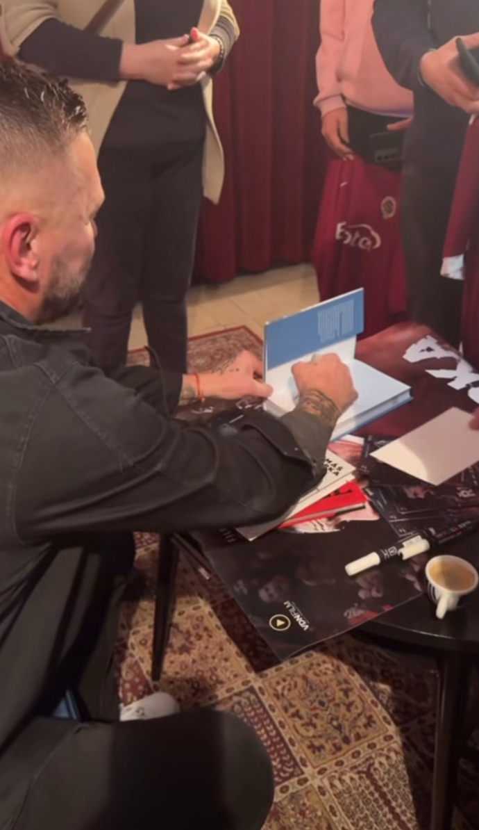 FOTO: Tomáš Řepka dával podpisy. – stránka 82