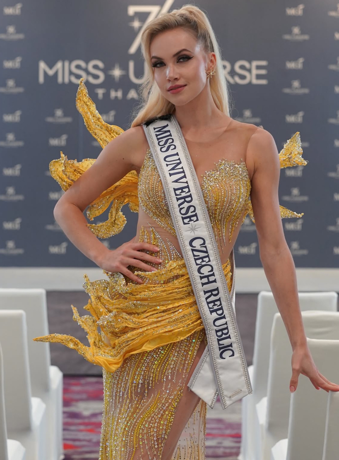FOTO: Michaela Tomanová si Miss Universe 2025 viditelně užívá. – stránka 8