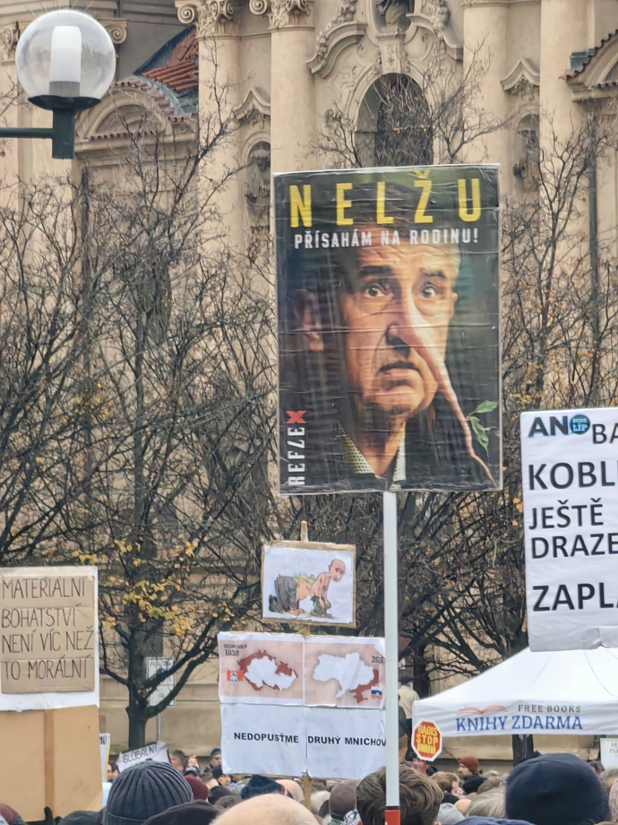FOTO: Demonstrace pořádaná spolkem Milion chvilek pro demokracii. – stránka 27