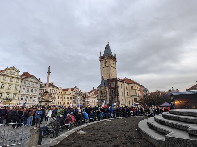 FOTO: Demonstrace pořádaná spolkem Milion chvilek pro demokracii. – stránka 17