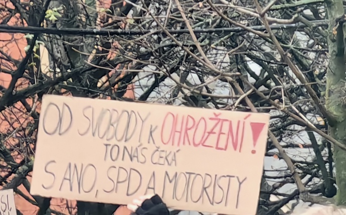 FOTO: Demonstrace pořádaná spolkem Milion chvilek pro demokracii. – stránka 9