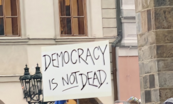 FOTO: Demonstrace pořádaná spolkem Milion chvilek pro demokracii. – stránka 8