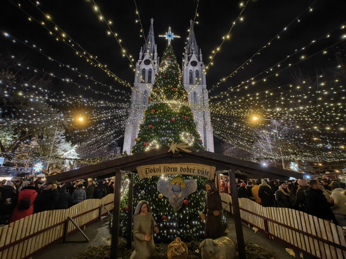 FOTO: Vánoční trhy na náměstí Míru vypadají kouzelně. – stránka 45