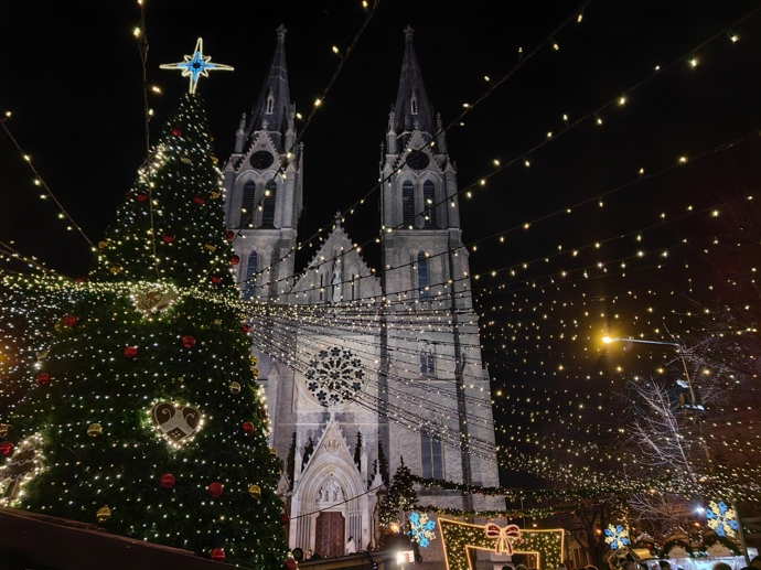 FOTO: Vánoční trhy na náměstí Míru jsou hojně navštěvované. – stránka 44