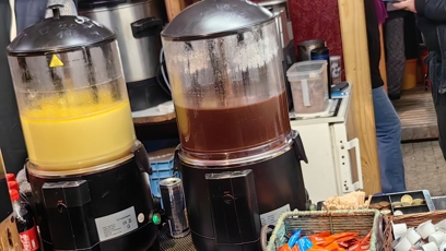 FOTO: Vánoční trhy na náměstí Míru. Deci vaječňáku vyjde na 70 korun.