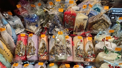 FOTO: Na vánočním trhu na náměstí Míru nechybí ani svíčky.