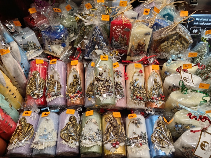 FOTO: Na vánočním trhu na náměstí Míru nechybí ani svíčky. – stránka 72