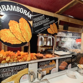 Vánoční trhy na náměstí Míru.