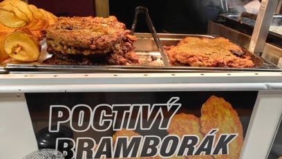 FOTO: Vánoční trhy na náměstí Míru nabízí také klasické bramboráky.