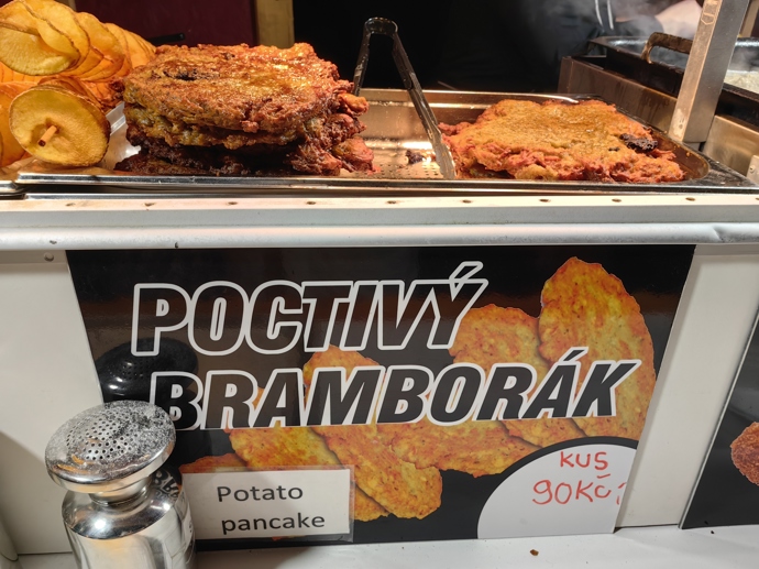 FOTO: Vánoční trhy na náměstí Míru nabízí také klasické bramboráky. – stránka 66