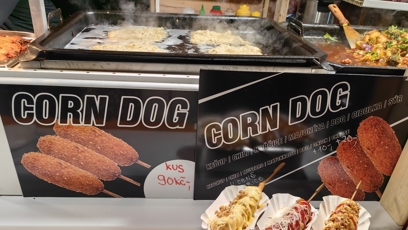 FOTO: Vánoční trhy na náměstí Míru nabízí spoustu jídla.