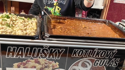 FOTO: Na vánočním trhu na náměstí Míru si můžete dát i guláš či halušky.