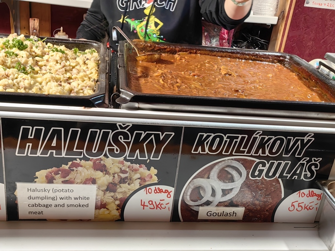 FOTO: Na vánočním trhu na náměstí Míru si můžete dát i guláš či halušky. – stránka 62