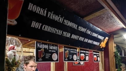 FOTO: Vánoční trhy na náměstí Míru lákají i na tradiční medovinu.