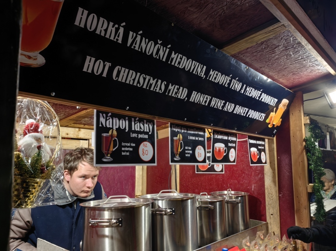 FOTO: Vánoční trhy na náměstí Míru lákají i na tradiční medovinu. – stránka 52