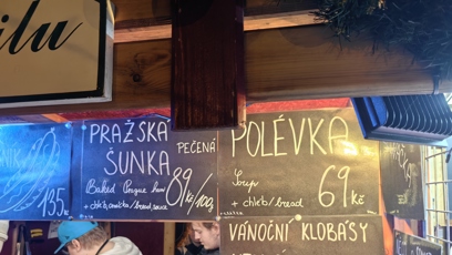 FOTO: Vánoční trhy na náměstí Míru nabízí širokou škálu různých pochutin.