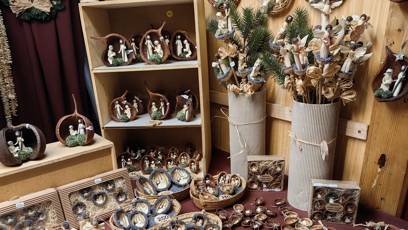 FOTO: Vánoční trhy na náměstí Míru nabízí i vánoční dekorace.