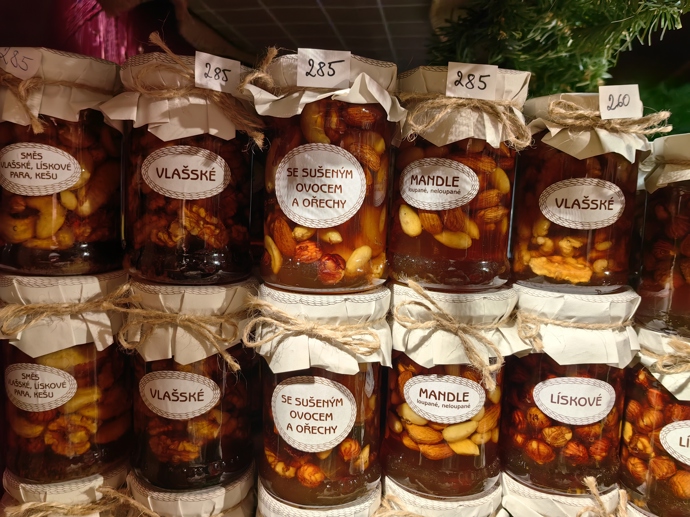 FOTO: Vánoční trhy na náměstí Míru nabízí širokou škálu různých pochutin. – stránka 42