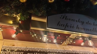 FOTO: Vánoční trhy na náměstí Míru. Kapří hranolky vyjdou na 179 korun.