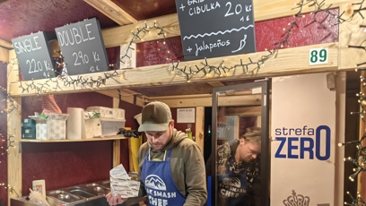 FOTO: Na vánočních trzích na náměstí Míru si můžete dát i burger.