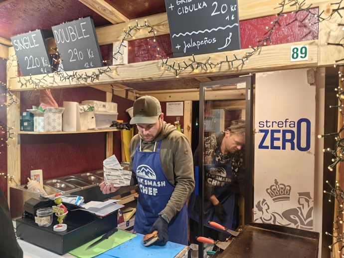 FOTO: Na vánočních trzích na náměstí Míru si můžete dát i burger. – stránka 32