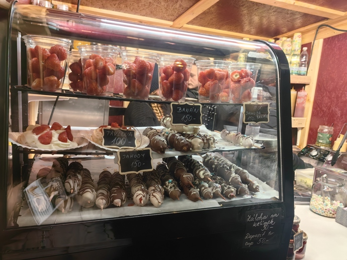 FOTO: Vánoční trhy na náměstí Míru nabízí širokou škálu různých pochutin. – stránka 17