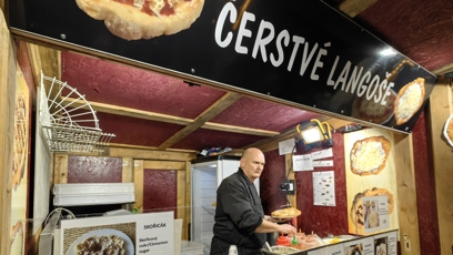 FOTO: Vánoční trhy na náměstí Míru nabízí širokou škálu různých pochutin.