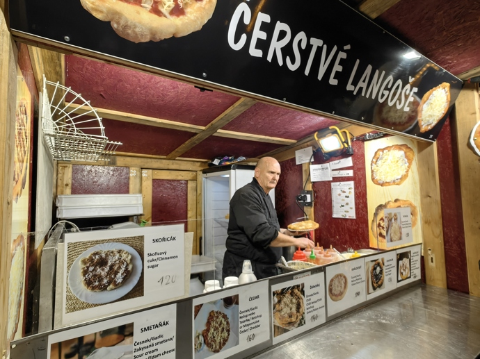 FOTO: Vánoční trhy na náměstí Míru nabízí širokou škálu různých pochutin. – stránka 28