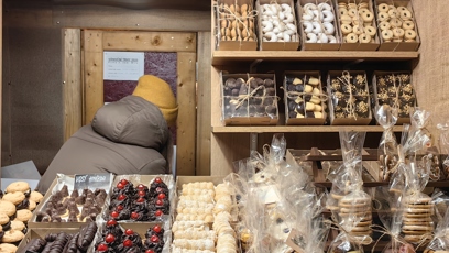 FOTO: Vánoční trhy na náměstí Míru nabízí širokou škálu různých sladkostí.