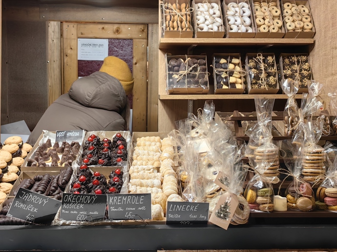 FOTO: Vánoční trhy na náměstí Míru nabízí širokou škálu různých sladkostí. – stránka 16