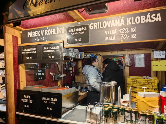 FOTO: Vánoční trhy na náměstí Míru nabízí širokou škálu různých pochutin. – stránka 25