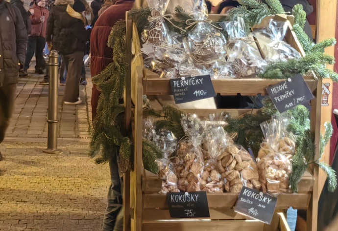 FOTO: Vánoční trhy na náměstí Míru. Kokosky a perníčky jsou všude. – stránka 24