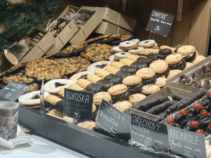 FOTO: Na vnočních trzích na náměstí Míru nakoupíte spoustu sladkostí. – stránka 23