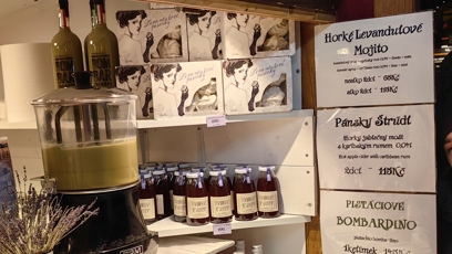 FOTO: Na trzích na náměstí Míru pořídíte i dárky.