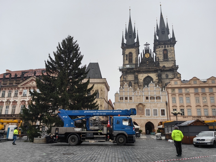 FOTO: Vánoční strom na Staroměstském náměstí. – stránka 21