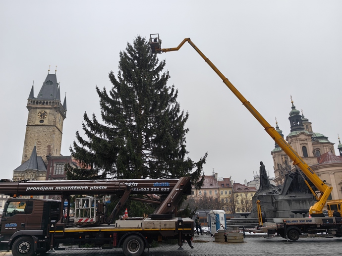 FOTO: Vánoční strom na Staroměstském náměstí. – stránka 16