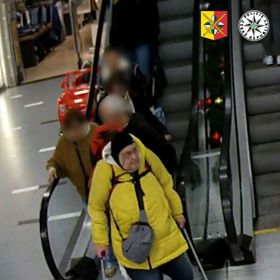 Policie hledá svědka, který měl v době útoku žlutou bundu. 