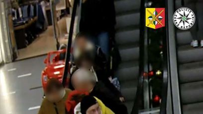 FOTO: Policie hledá svědka, který měl v době útoku žlutou bundu.