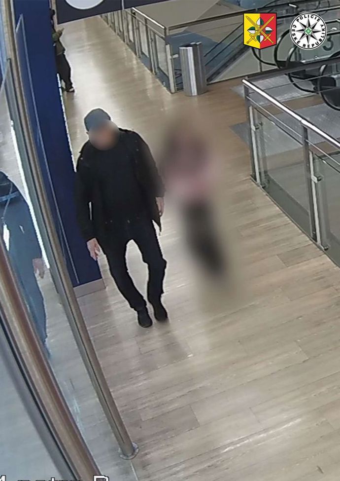 FOTO: Násilník s devítiletou holčičkou. – stránka 1