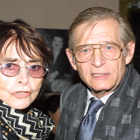 Věra Chytilová byla jako režisérka proslulá svojí svérázností. Mnozí herci s oblibou uměli napodobovat i její typický projev. Na snímku s Jiřím Kodetem.