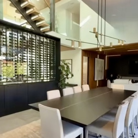 Dům má čtyři patra. 