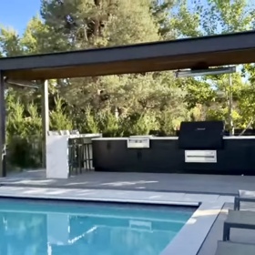 Nechybí ani bazén s terasou. 