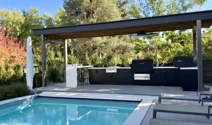 FOTO: Nechybí ani bazén s terasou. – stránka 4