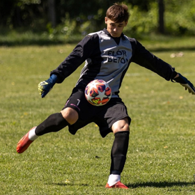 Nikolas měl autonehodu.