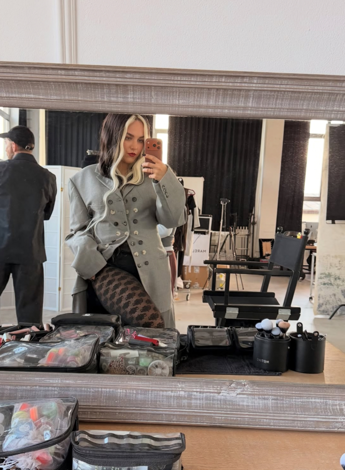 FOTO: Ewa Farna zapózovala v průhledném overalu.