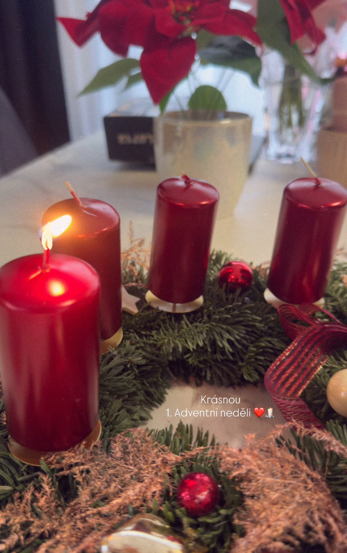 FOTO: Eva Perkausová zdobila věnec. – stránka 15