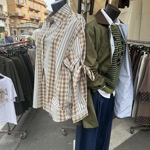 Jak se módní redaktorka Lifee sama během své dovolené v Ligurii přesvědčila na vlastní očim, na podzim italské ulice zaplavily kostky, tlumené barvy i bundy a kabáty s kontrastními límečky.