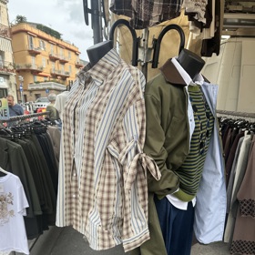 Jak se módní redaktorka Lifee sama během své dovolené v Ligurii přesvědčila na vlastní očim, na podzim italské ulice zaplavily kostky, tlumené barvy i bundy a kabáty s kontrastními límečky.