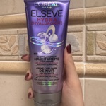 Redaktorku Lifee trápí oslabené, mdlé délky a suché konečky se sklony k třepení. Noční krém na vlasy L’Oréal Paris Elseve Hyaluron Plump, který pořídíte za 109 Kč, po probuzení příjemně překvapil hydratací bez zatížení